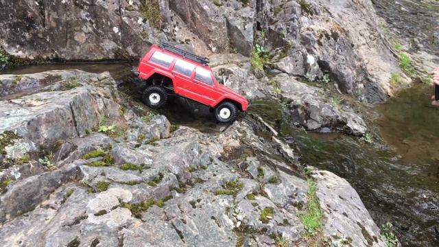 Traxxas trx-4 jeep cherokee sport hitting the creek! смотреть онлайн
