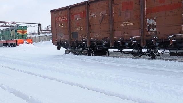 Тепловоз 2ТЭ10М-2289 С Грузовыми Вагонами На Станции Металлист смотреть онлайн