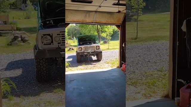Jeep moving out of garage. смотреть онлайн