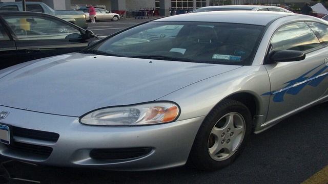 2001-2004 Dodge Stratus Coupe In A Parking Lot смотреть онлайн