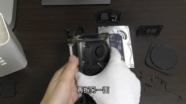 苹果的AirPort时间返回舱，集路由器与存储器一体。拆一遍，装一遍可真不容易。 смотреть онлайн