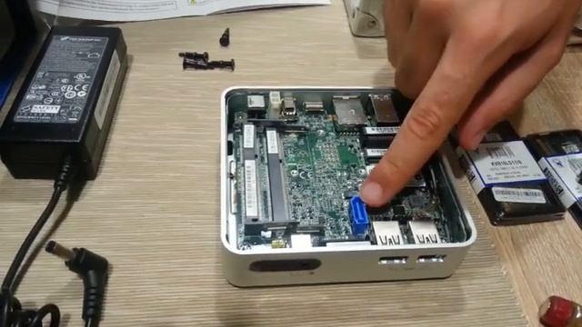 Installing ssd in intel nuc i5 4250u D54250WYK смотреть онлайн