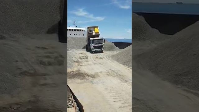 Howo A7 Dump Truck carrying 20cbm. Sand Dumped on Cargo Ship. смотреть онлайн