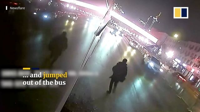 Chinese bus driver chases phone thief for 1km смотреть онлайн