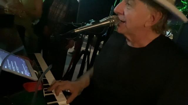 Veludo Bar - I’m on Fire смотреть онлайн