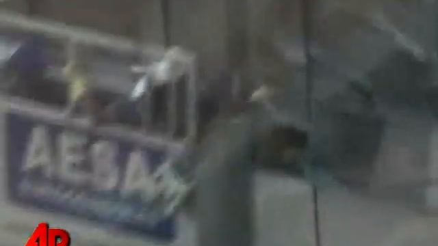 Raw Video: Window Washers Dangle During Storm смотреть онлайн