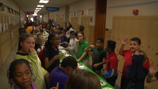 Lincoln School students decorate cookies to celebrate the holidays смотреть онлайн