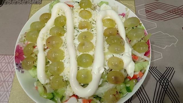 Салат из огурцов и винограда с чесноком и сыром и яйцом 22 октября 2024г