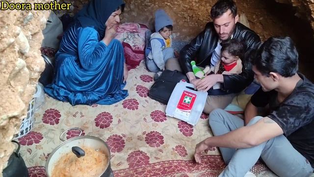 The young man's attempt to save the children's lives with the help of the doctor смотреть онлайн