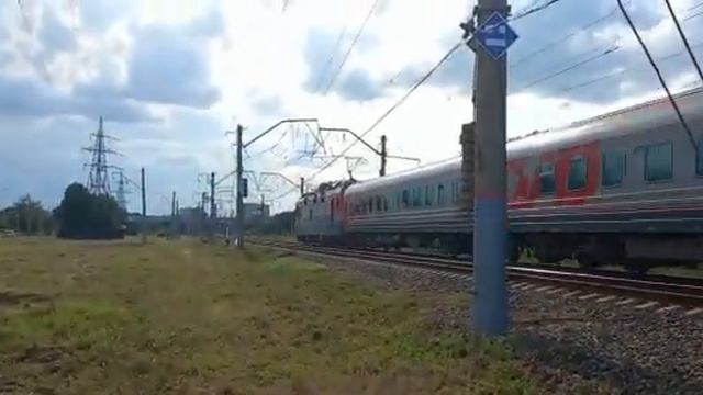 ЭП1М-718 с пассажирским поездом Кисловодск-Санкт-Петербург и приветливая бригада. смотреть онлайн
