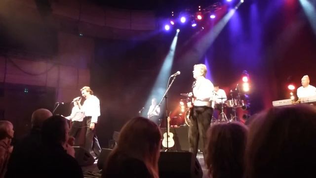 THE HOLLIES - The Air That I Breathe/Long Cool Woman In A Black Dress - Gateshead 3rd April 2016. смотреть онлайн