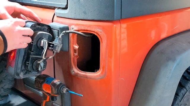 Replacing A Jeep Wrangler JK Taillight смотреть онлайн