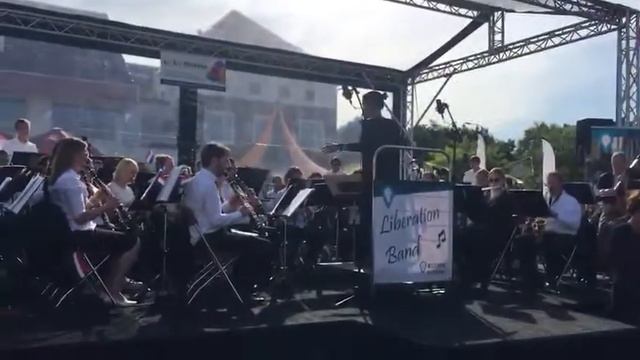 Don't sit under the apple tree смотреть онлайн