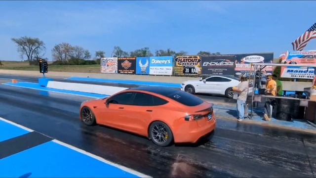 Tesla Plaid vs 1000+HP TT , 10R80 2020 Mustang GT - money race at GLD смотреть онлайн