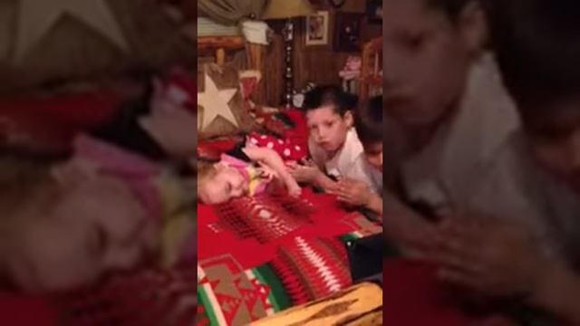 Kindle singing to Ally,Mac and Laz смотреть онлайн