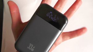 Маленький, но ёмкий повербанк с индикацией тока, напряжения и быстрой зарядки, USAMS на 10000 мАч.