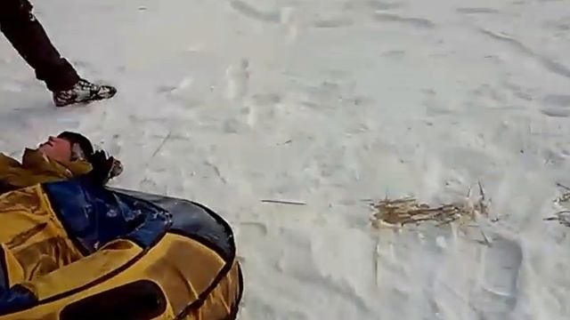 Как не надо кататься на ватрушке смотреть онлайн
