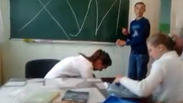 Однокласник пишет слово "..." на доске смотреть онлайн