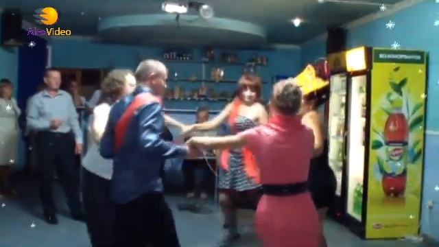 Танец маленьких утят. Dance the funky chicken.