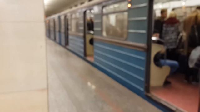 Состав типа Еж-3/Ем-508Т на станции Волгоградский проспект смотреть онлайн