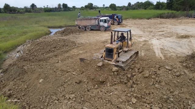 10 Wheels Dump truck Unloading Soil On Land Reclamation with Astounding Mighty Komatsu Bulldozer смотреть онлайн