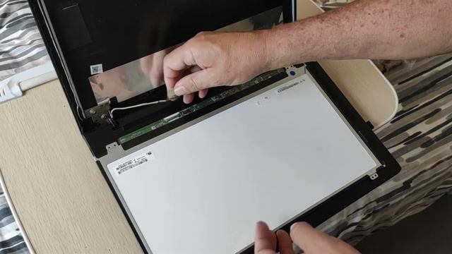 Lenovo Z50 - Screen Replacement (How to) смотреть онлайн