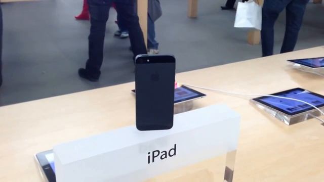 iPhone 5 spins by itself in the Apple store (Outside View) смотреть онлайн