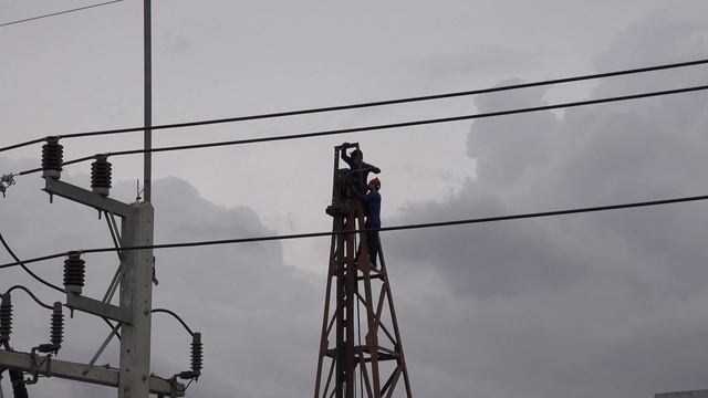 Men working on a tall pile driver without any safety equipment. смотреть онлайн