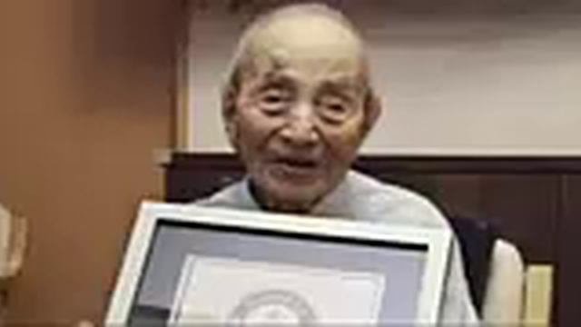 Pria yang memegang gelar orang tertua di dunia MENINGGAL DUNIA смотреть онлайн