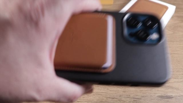 Official iPhone Leather MagSafe Wallet Unboxing and Review (Saddle Brown) смотреть онлайн