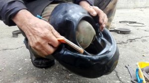 Заклеиваем камеру колеса садовой тачки