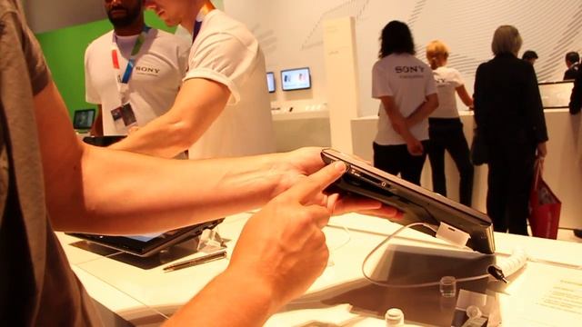 Sony Vaio Duo 11: Videopohled na hybridní Windows 8 tablet s vlastní klávesnicí (IFA 2012) смотреть онлайн
