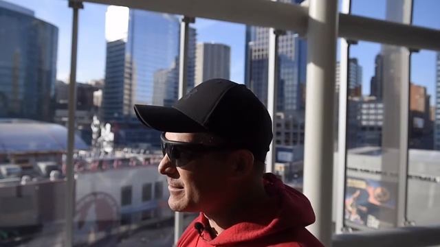 Climb over the Sprint Center roof with MTB window washers смотреть онлайн