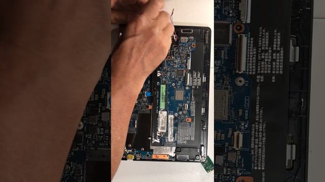 LENOVO YOGA 700 WON'T TURN ON , WON'T CHARGE, NO LIGHTS. SOLVED IT !!! смотреть онлайн