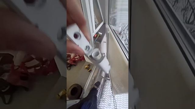 На ПВХ двери меняем петли и уплотнитель и ставим многозапорный замок #секретыоконщика смотреть онлайн