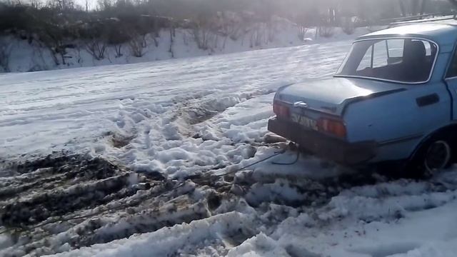 ГОНКИ ПО СНІГУ ИЖ-412 З КПП ВАЗ 2101 ПРОТИ АЗЛК 2140 SL З МОСКВИЧОВСЬКОЮ КПП смотреть онлайн