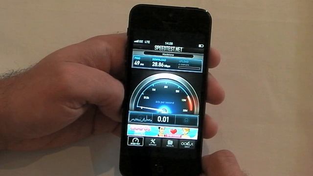 Hands on with the iPhone 5 on the new EE 4G LTE network in the UK смотреть онлайн