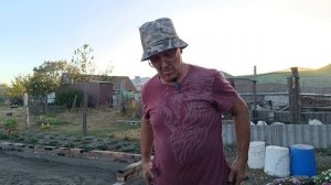 Утром обрезали отопление, в обед шлифовали дверь, выкладывали кирпич на фундамент. Вечером приехали