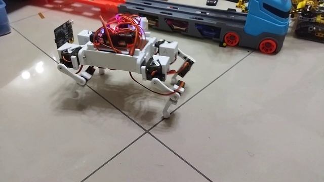 ESP32 12-DOF robot dog (MG90) смотреть онлайн
