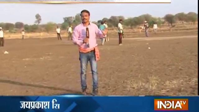 Drought Crisis: Parched Fields of Latur Now Become Playground for Farmers смотреть онлайн