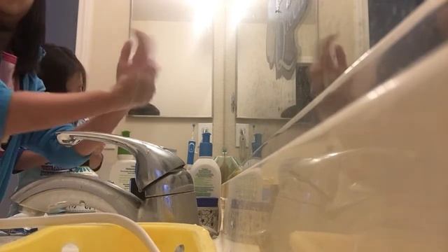 Me & my sis washing our hands be like: смотреть онлайн