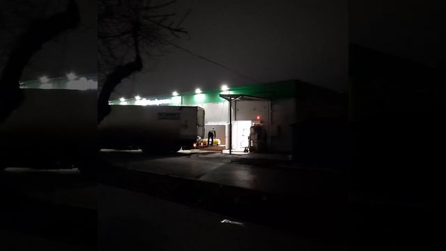 Вечерняя разгрузка товара в Пятёрочке. Саратов. Заводской район. смотреть онлайн