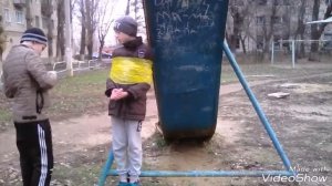 Замотал себя скотчем к столбу