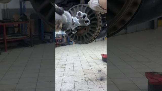Как снять задний барабан Лада ларгус