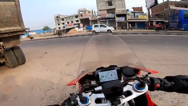 Ducati Panigale V4S worth Rs 31 LAKHS | Full Throttle! смотреть онлайн