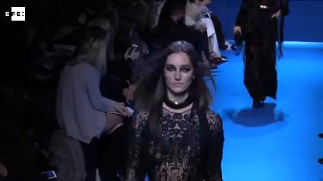 La bohemia de Elie Saab y el amor de Rahul Mishar desfilan en París смотреть онлайн