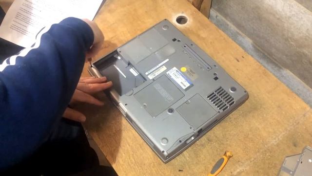 Will it be Smashed or Will it Pass: Dell D600 смотреть онлайн