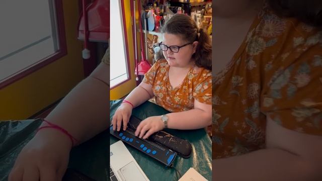 Aubrey reading from a braille display, using a computer and Jaws screen reader смотреть онлайн