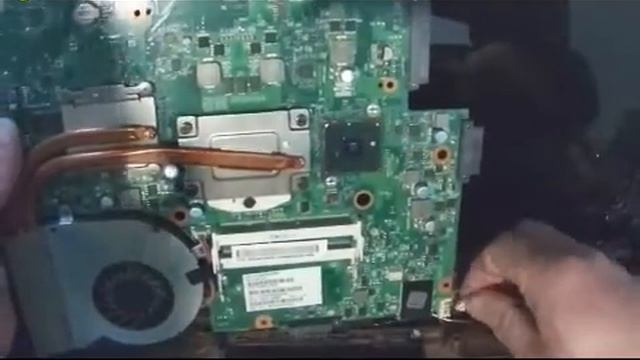 Comment remplacer la pâte thermique sur l'ordinateur portable TOSHIBA Satellite I650. AERONAUT смотреть онлайн