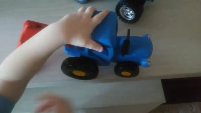 По полям, по полям Синий трактор едет к нам!
